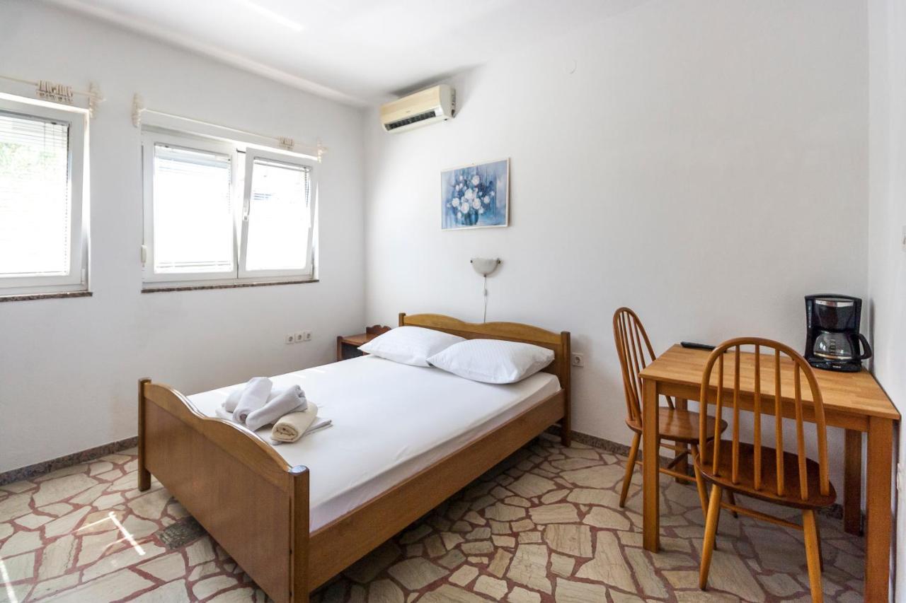 Apartments & Rooms Strcic Petra Krk Town Exterior photo
